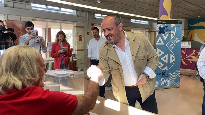 El candidat del PP a les eleccions catalanes, Alejandro Fernández, al seu col·legi electoral a Tarragona ciutat