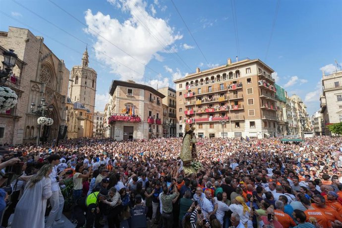 Traslado de la imagen de la Virgen de los Desamparados, desde la Basílica hasta la Catedral, en Valncia
