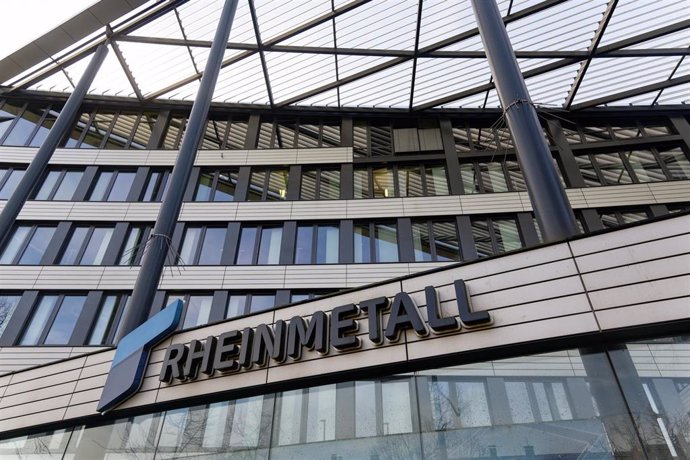 Archivo - FILED - 14 March 2024, North Rhine-Westphalia, Duesseldorf: The Rheinmetall AG logo can be seen on the facade of the company headquarters. Photo: Henning Kaiser/dpa