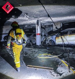 Sofocan un incendio en un garaje de un edificio de Benidorm que calcina cuatro vehículos