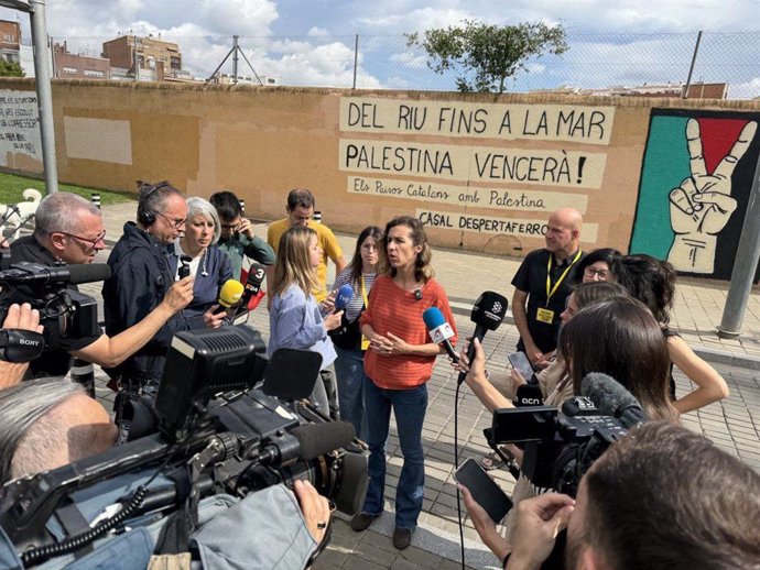 La candidata de la CUP a las elecciones catalanas, Laia Estrada, tras votar en su colegio electoral, en Reus (Tarragona).