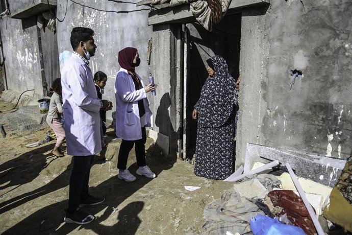 Archivo - Personal sanitario durante una campaña de vacunación en la Franja de Gaza en diciembre de 2023
