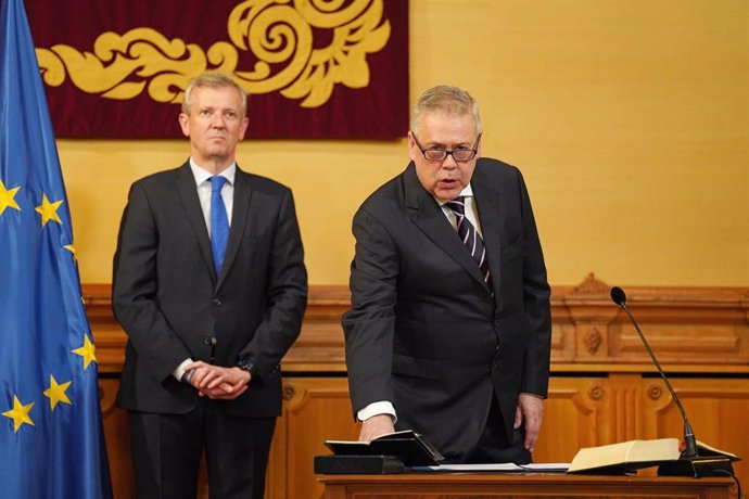 El presidente de la Xunta, Alfonso Rueda (i), junto al nuevo conselleiro de Sanidade, Antonio Gómez Caamaño (d), durante el primer Consello de la Xunta del nuevo Gobierno de Alfonso Rueda, en el Pazo de Raxoi.