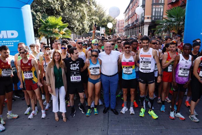 El alcalde, Jesús Julio Carnero, en la salida de la I Carrera de las Familias en la Plaza Mayor de Valladolid