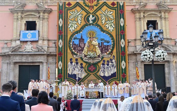 El arzobispo de Valencia, Enrique Benavent, durante la Missa d'Infants, en la plaza de la Virgen de València