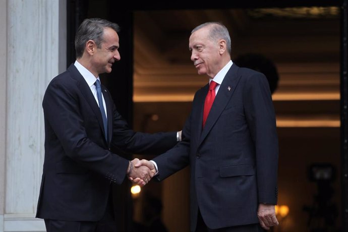 Archivo - Kyriakos Mitsotakis y Recep Tayyip Erdogan en una visita del líder turco a Grecia