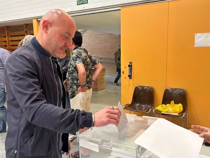 El delegat del Govern d'Espanya a Catalunya, Carlos Prieto, vota al seu col·legi electoral a Barcelona