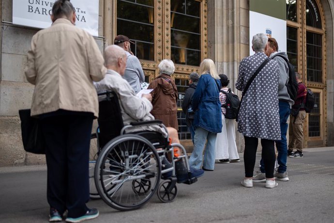 Diverses persones van a votar a la Universitat de Barcelona, a 12 de maig del 2024, a Barcelona