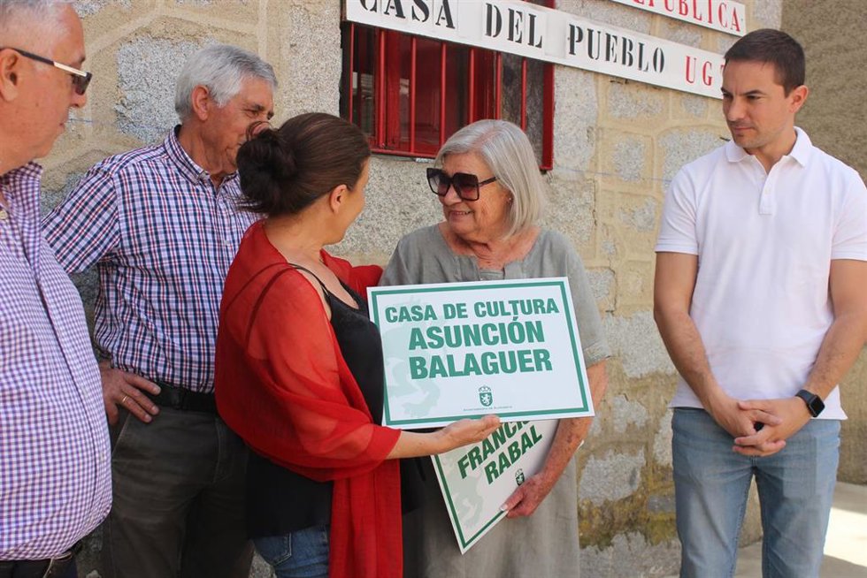 Entrega De Una Réplica De La Placa Retirada Por El Gobierno De PP Y Vox, En Alpedrete, Con El Nombre De Francisco Rabal Y Asunción Balaguer.