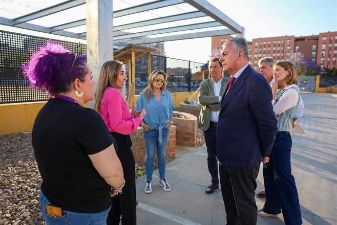 Visita del alcalde, José Luis Sanz, a Sevilla Este.