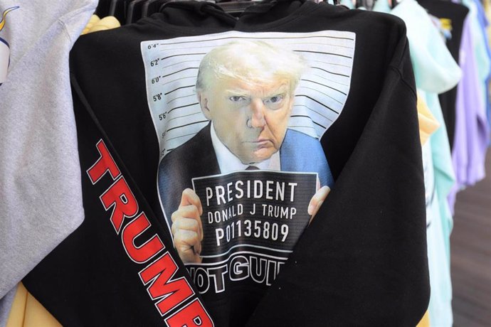 Camiseta de Trump durante un mítin en Nueva Jersey 