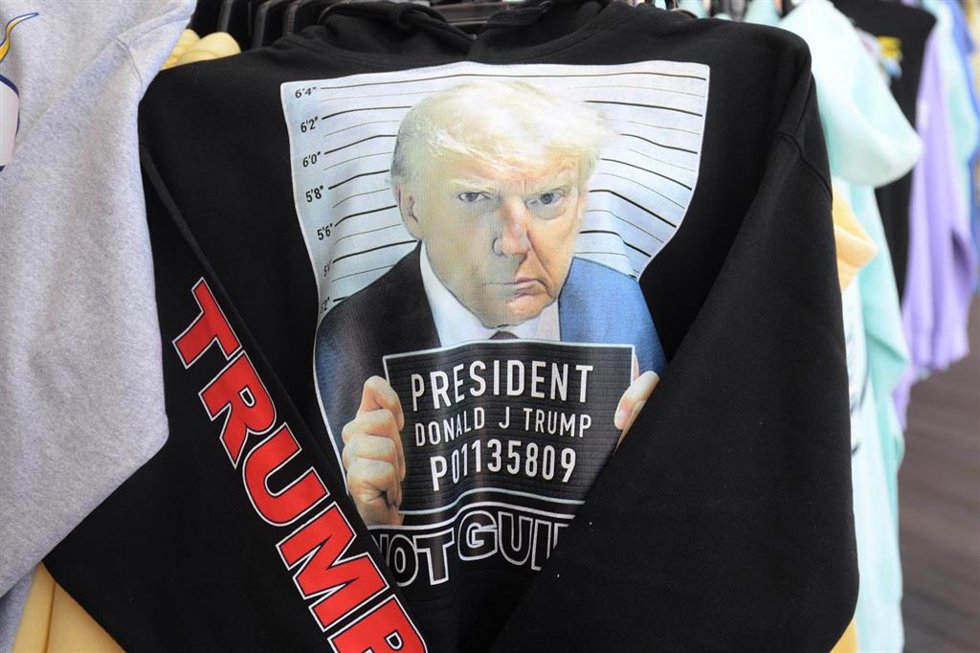 Camiseta de Trump durante un mítin en Nueva Jersey