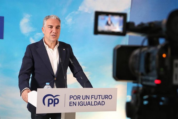 Archivo - El vicesecretario de Coordinación Autonómica y Local y Análisis Electoral del PP, Elías Bendodo, en una rueda de prensa en Estepona.