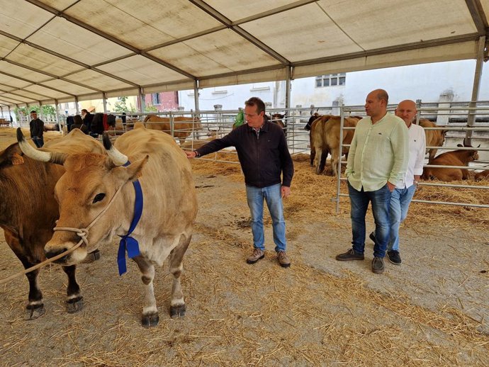 Marcelino Marcos Líndez, en el centro