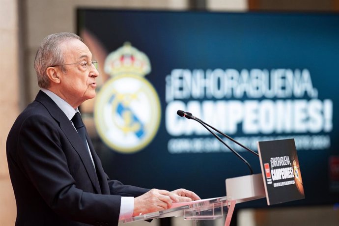 Archivo - El presidente ejecutivo del Grupo ACS, Florentino Pérez, interviene tras ser recibido por la presidenta de la Comunidad de Madrid, Isabel Díaz Ayuso, junto al equipo, directiva y cuerpo técnico del Real Madrid, en la Real Casa de Correos, a 19 d