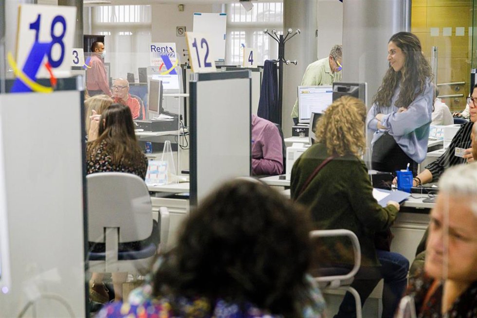 Archivo - Varias personas son atendidas en la Agencia Tributaria en imagen de archivo.