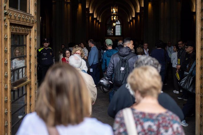 Varias personas acuden a ejercer su derecho a voto en la Universitat de Barcelona, a 12 de mayo de 2024, en Barcelona, Catalunya (España). Casi seis millones de catalanes han sido llamados a las urnas hoy, 12 de mayo, para elegir a su nuevo presidente aut