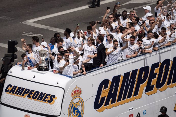 Los jugadores del Real Madrid durante la celebración de la victoria del Real Madrid Club de Fútbol en la Liga, en el Palacio de Cibeles, a 12 de mayo de 2024, en Madrid (España). El Ayuntamiento de Madrid ha recibido hoy a jugadores y al equipo técnico y 