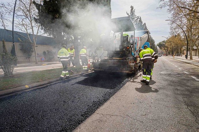 Archivo - Trabajos de asfaltado en San Juan de la Peña.