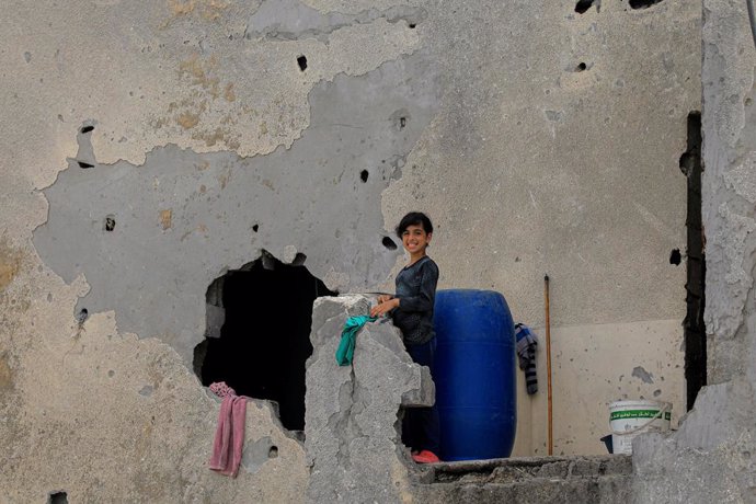 GAZA, May 10, 2024  -- A Palestinian child is seen at a damaged building in the southern Gaza Strip city of Rafah, on May 10, 2024. Days after the Israeli army took control of the Rafah crossing, United Nations (UN) agencies on Friday reiterated the sever