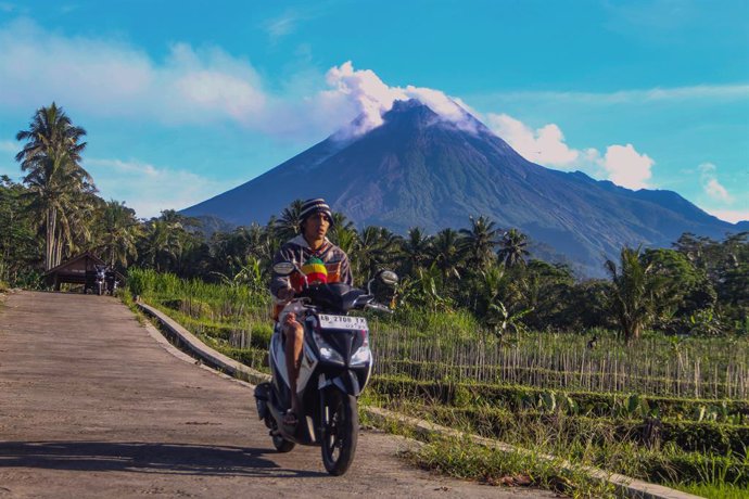 Archivo - February 28, 2024, Sleman, Yogyakarta, INDONESIA: Motorists passing by with the backdrop of Mount Merapi emitting volcanic lava are seen in Hargobinangun, Sleman, Yogyakarta, Indonesia, on Wednesday, February 28 2024. The Yogyakarta Center for R