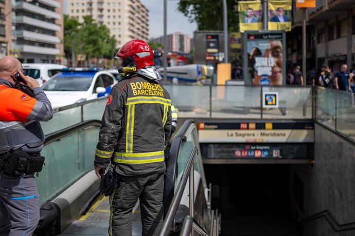 Un bombero en la estación de Renfe 'La Sagrera' este domingo