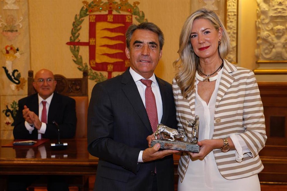 La teniente de alcalde del Ayuntamiento de Valladolid, Irene Carvajal, en la entrega de los premios