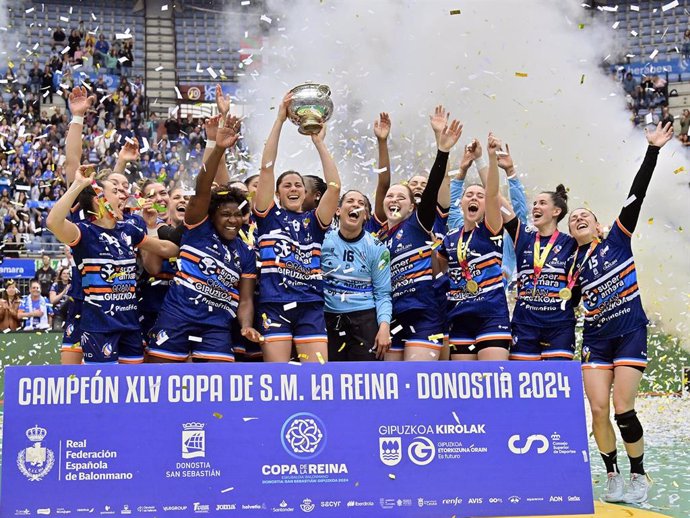 El Super Amara Bera Bera conquista su octava Copa de la Reina de balonmano