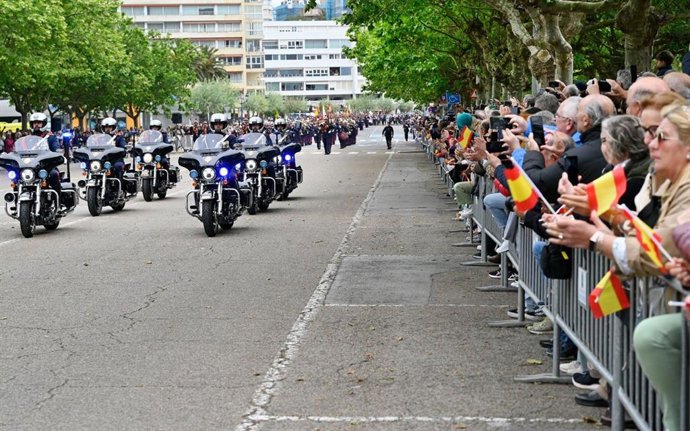 Desfile militar de la Guardia Real en la Avenida Manuel García Lago de Santander