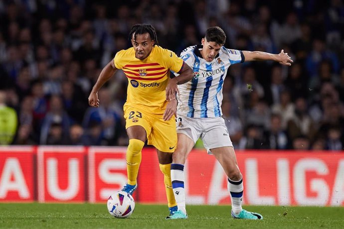 Archivo - Jules Kounde of FC Barcelona competes for the ball with Carlos Fernandez of Real Sociedad during the LaLiga EA Sports match between Real Sociedad and FC Barcelona at Reale Arena on November 4, 2023, in San Sebastian, Spain.