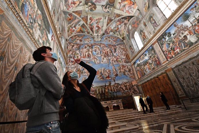 Archivo - Una pareja contempla los frescos del Día del Juicio Final de la Capilla Sixtina de El Vaticano.