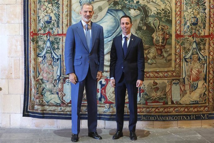 Archivo - El Rey Felipe VI (i) posa junto al president del Consell, Lloren Galmés (d), en el Palau de lAlmudaina. Archivo.
