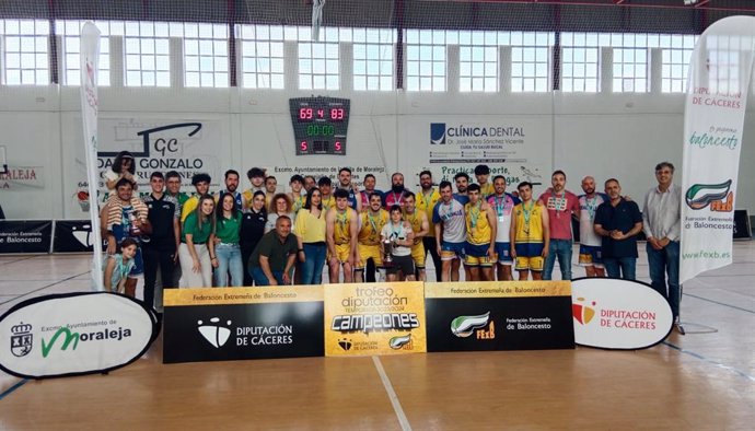 Recogida de premios de la final del Trofeo Diputación de Cáceres de Baloncesto