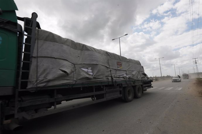 Archivo - March 8, 2024, Dair El-El-Balah, Gaza Strip, Palestinian Territory: Palestinians transport bags of flour on the back of trucks as humanitarian aid to Gaza City, on 08 March 2024