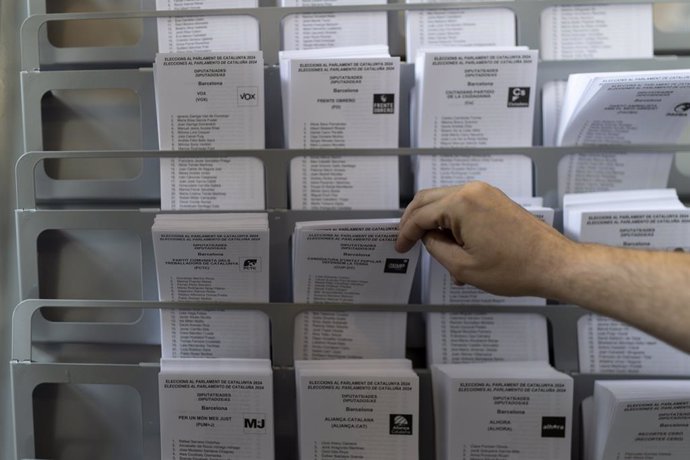 Una persona vota a la Universitat de Barcelona