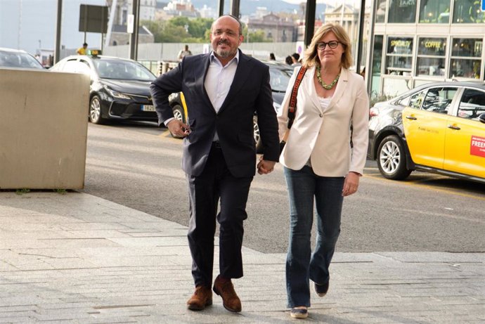 El candidato del PP a las elecciones catalanas, Alejandro Fernández, junto a su mujer, a la entrada del Hotel Grand Marina