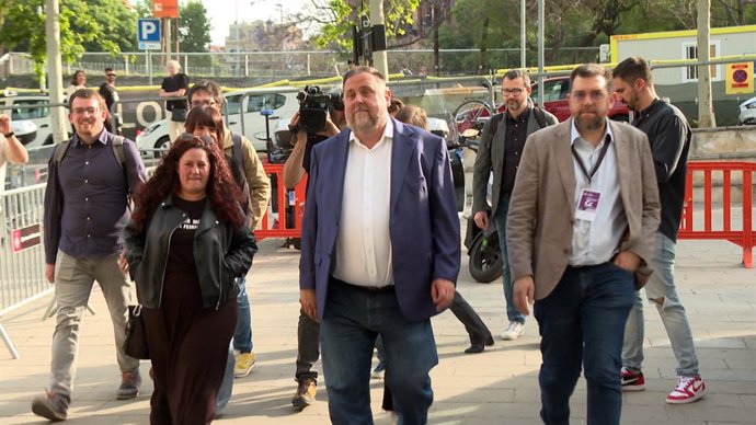 El presidente de ERC, Oriol Junqueras, llega al pabellón de la Estació del Nord de Barcelona, desde donde los republicanos seguirán la noche electoral