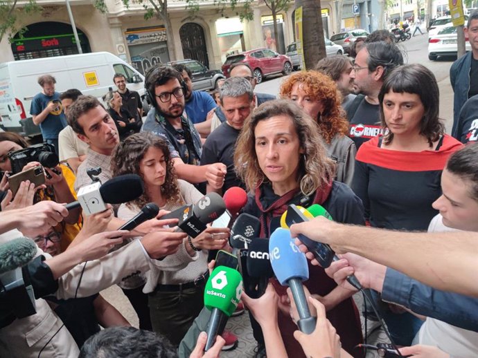 La candidata de la CUP a las elecciones catalanas, Laia Estrada, a la llegada de la sede de su partido para seguir el recuento electoral.