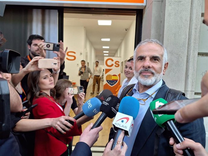 El candidato de Cs a las elecciones catalanas, Carlos Carrizosa, llegando a la sede del partido en Barcelona para seguir la noche electoral