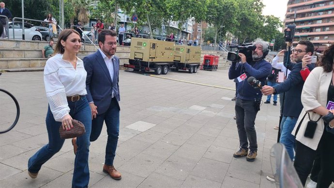 El candidato de ERC a las elecciones catalanas, Pere Aragonès, llega sobre las 19.50 horas de este domingo al pabellón de la Estació del Nord de Barcelona acompañado de su mujer