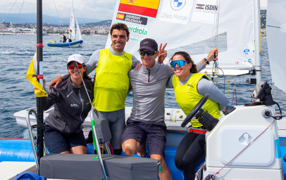 Jordi Xammar y Nora Brugman con su entrenador, Juan de la Fuente, y Pilar Clapers, fisioterapeuta de la RFEV.
