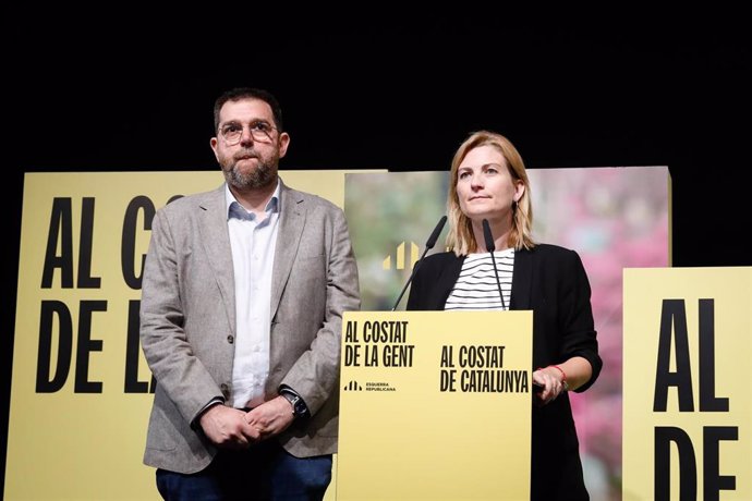 La portavoz de ERC, Raquel Sans, en declaraciones a los medios en el recinto electoral republicano situado en el pabellón de la Estació del Nord de Barcelona