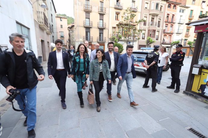 La candidata de Aliança Catalana (AC) Sílvia Orriols llega a su sede en Ripoll (Girona) para seguir la noche electoral.