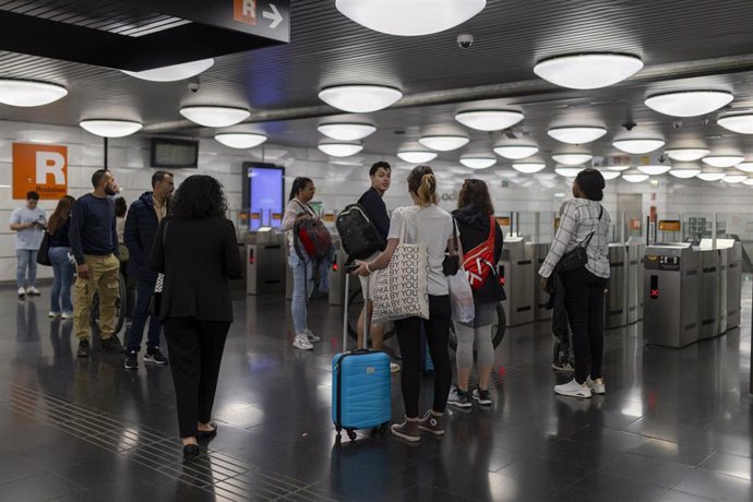 Varias personas en la estación de Renfe y Metro 'La Sagrera', a 12 de mayo de 2024, en Barcelona, Catalunya (España)