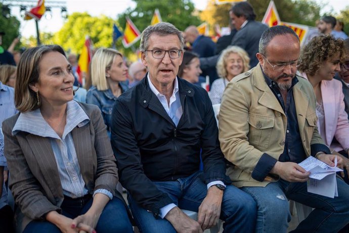 (I-D) La secretaria general del PP, Cuca Gamarra; el presidente del partido PP Alberto Núñez Feijóo y el candidato del PP Alejandro Fernández  durante un mitin del PP, en L'Hospitalet de Llobregat, a 10 de mayo de 2024, en Barcelona, Catalunya (España). E