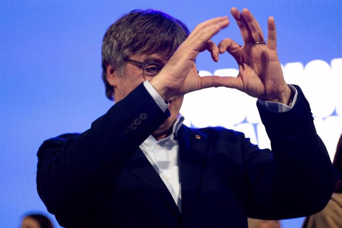 El expresidente de la Generalitat de Catalunya y candidato de Junts a las elecciones catalanas, Carles Puigdemont, interviene durante un mitin de Junts en las Antigues Escoles, a 10 de mayo de 2024, en Elna (Francia).