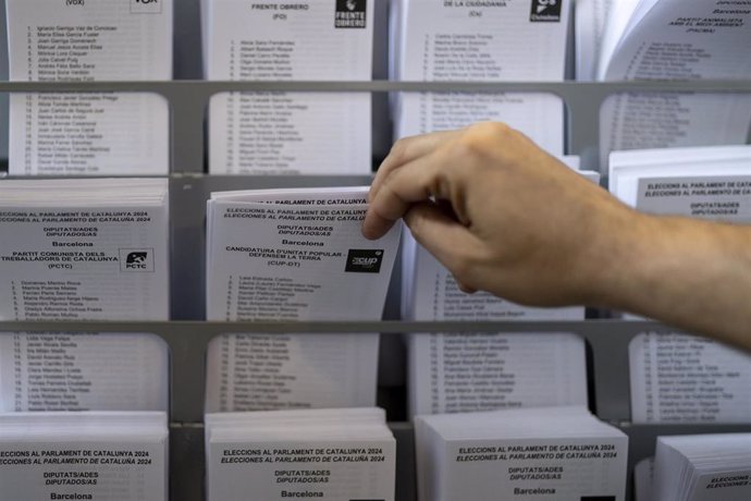 Una persona ejerce su derecho a voto en la Universitat de Barcelona, a 12 de mayo de 2024, en Barcelona, Catalunya (España). 