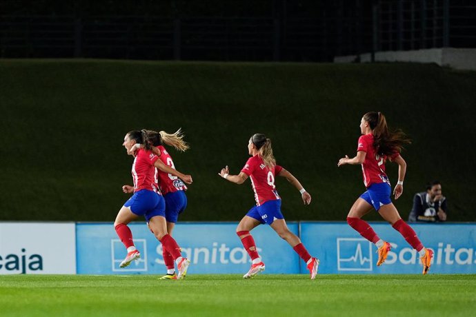 Las jugadoras del Atlético de Madrid celebran el gol de Boe Risa ante el Real Madrid en la Liga F 23-24