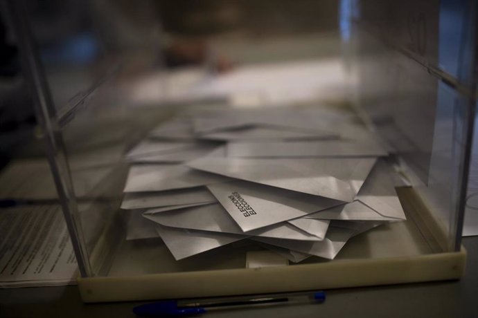 Una urna electoral en la Universitat de Barcelona, a 12 de mayo de 2024, en Barcelona, Catalunya (España)