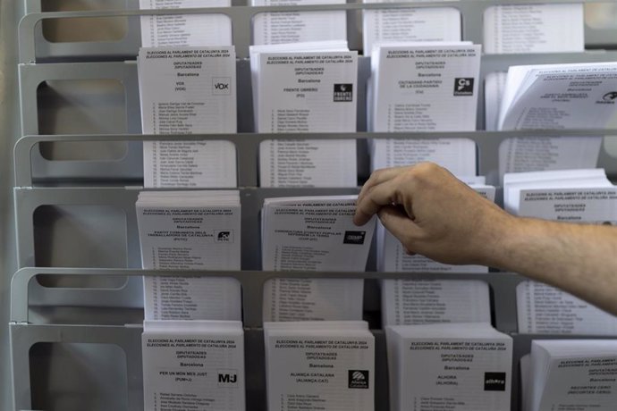 Una persona ejerce su derecho a voto en la Universitat de Barcelona, a 12 de mayo de 2024, en Barcelona